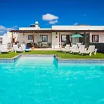 Beautiful 2 Bed With Large Pool Casa Manana