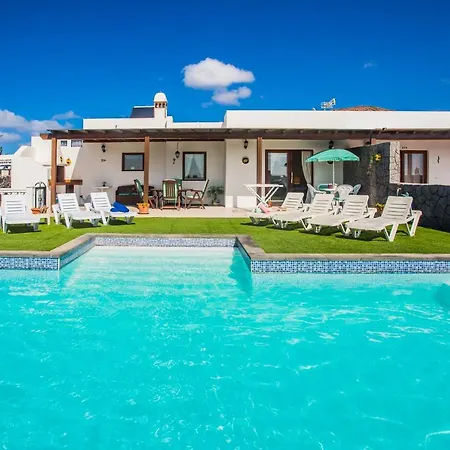 Beautiful 2 Bed With Large Pool Casa Manana