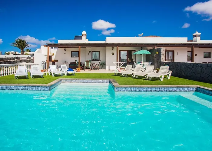 Beautiful 2 Bed With Large Pool Casa Manana